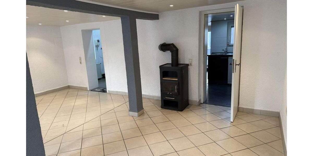 Gemütliches Wohnhaus mit Scheune, Innenhof Stellplätze für 6 Autos, Garten 5 zimmer