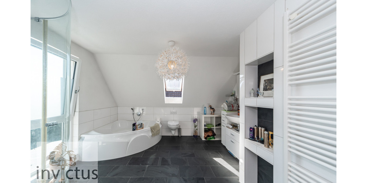 Dreifamilienhaus mit großem Garten, Terrasse u. Loggia! Wohnen und Vermieten unter einem Dach. 8 zimmer