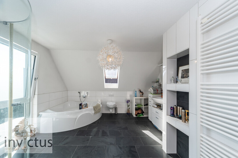 Dreifamilienhaus mit großem Garten, Terrasse u. Loggia! Wohnen und Vermieten unter einem Dach. 8 zimmer