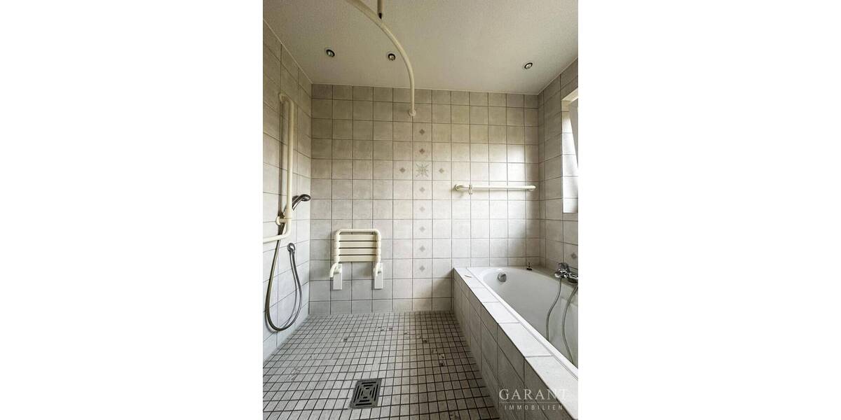 Großzügige barrierearme 3 Zimmer-Erdgeschoss-Wohnung mit Doppelgarage und großem Balkon 3 zimmer