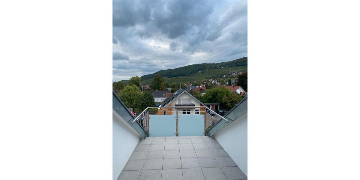 Moderne Dachgeschosswohnung mit Loggia, Einbauküche + Stellplätze zimmer