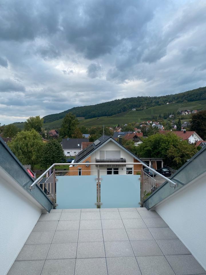 Moderne Dachgeschosswohnung mit Loggia, Einbauküche + Stellplätze zimmer