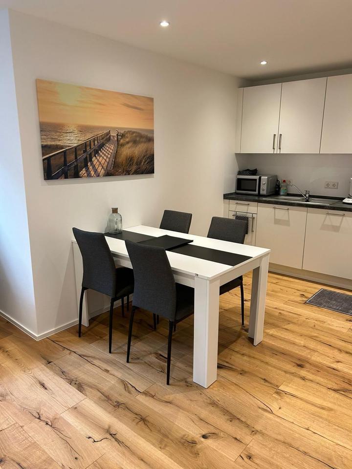 Voll möblierte 2-Zimmer-Souterrainwohnung in Autobahnnähe zimmer