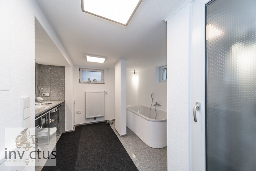 Ein Haus, das mehr kann: Wohnen, Arbeiten & Wohlfühlen – mit Garten, Innenhof und Parkmöglichkeiten. 13 zimmer