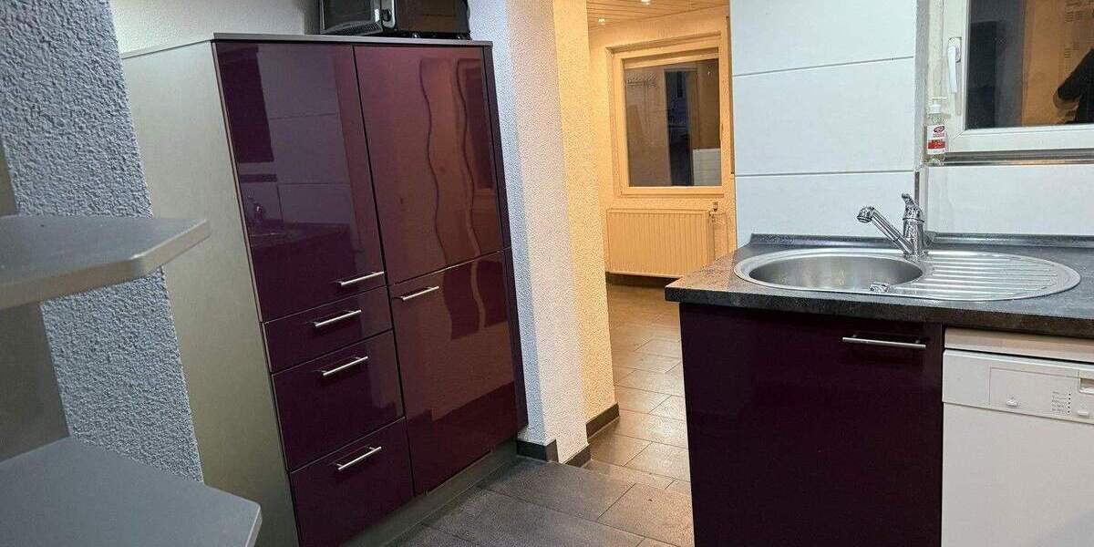 Gemütliches Wohnhaus mit Scheune, Innenhof Stellplätze für 6 Autos, Garten 5 zimmer