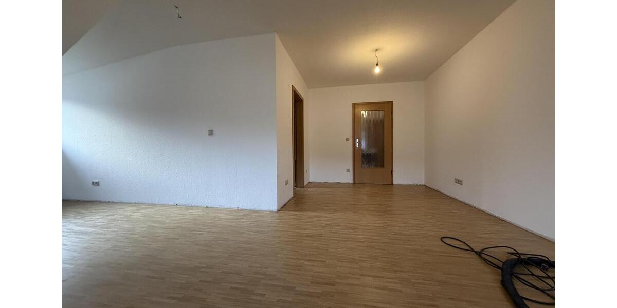 Dachgeschoßwohnung Cleebronn - 3 Zimmer, 91 m&sup2;, 900&euro; | Angebot:26345320