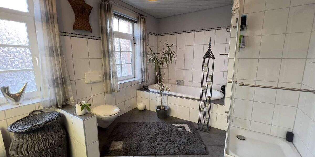 Historische Immobilie im Schweizer Stil: Saniertes Dreifamilienhaus mit Garten & Garage 8 zimmer