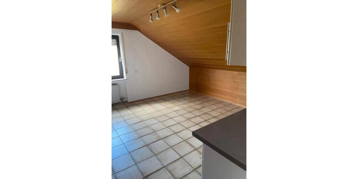 Möblierte 80 m² Dachwohnung mit Balkon – Kaltmiete 850 € 3 zimmer