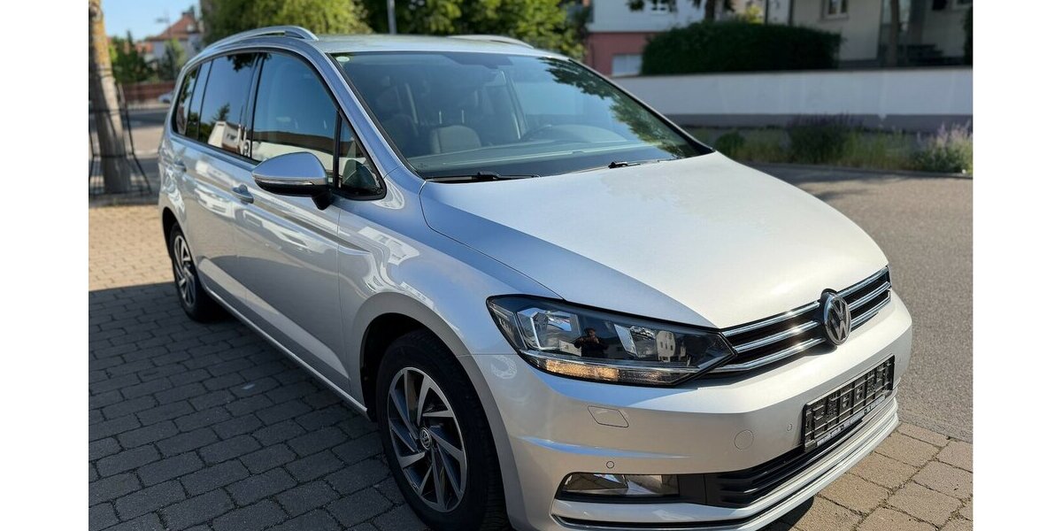 VW Touran Sound BMT/Start-Stopp Navi ACC 157.000 km 10.990 &euro; Neckarsulm 74172