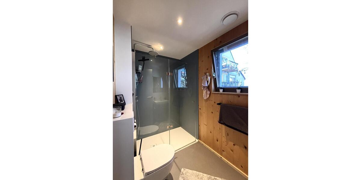 Stilvoll wohnen: Moderne 3,5-Zimmer-Maisonette mit Balkon und Stellplatz 3 zimmer