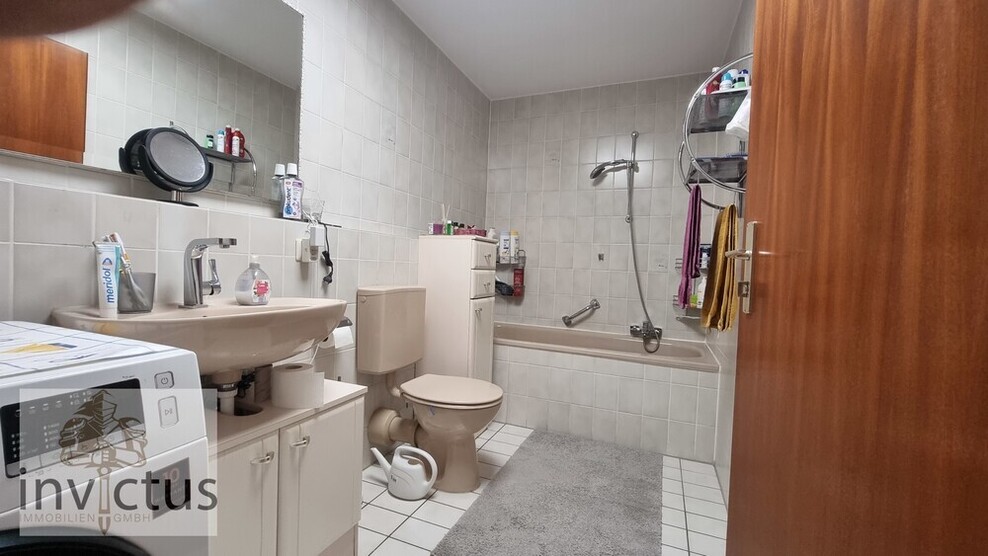 2,5 Zimmer mit Balkon-Weitblick und eigener Garage