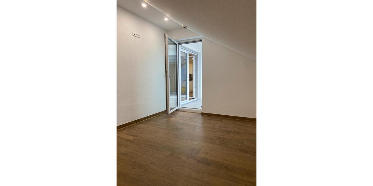 Moderne Dachgeschosswohnung mit Loggia, Einbauküche + Stellplätze zimmer