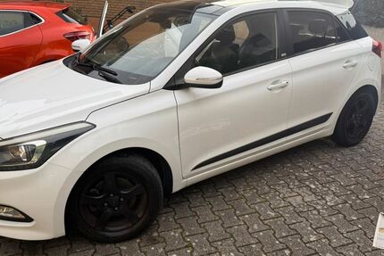 Hyundai i20 98.000 km 7.900 &euro; Bietigheim bissingen 74321