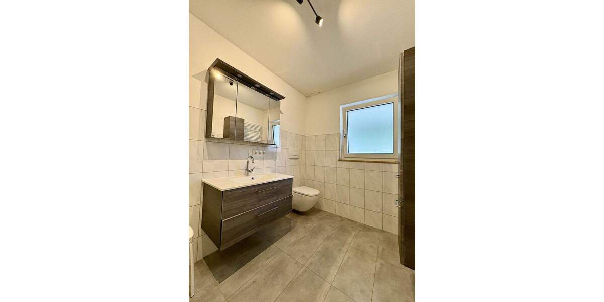 Von privat: Ruhiges Einfamilienhaus mit Einliegerwohnung 7 zimmer