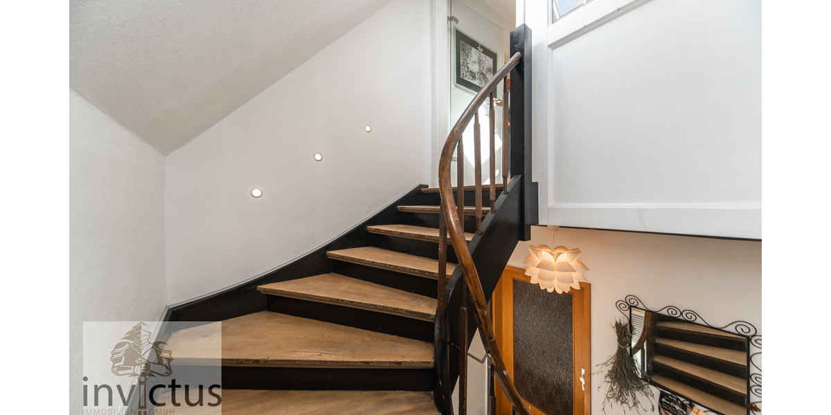 Dreifamilienhaus mit großem Garten, Terrasse u. Loggia! Wohnen und Vermieten unter einem Dach. 8 zimmer