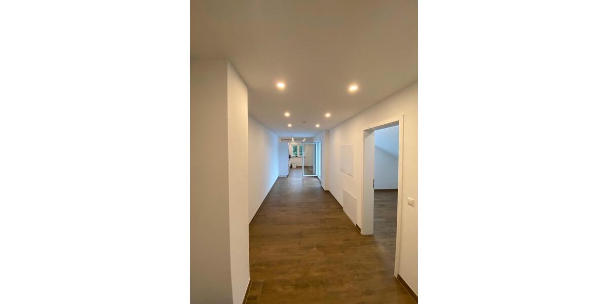 Moderne Dachgeschosswohnung mit Loggia, Einbauküche + Stellplätze zimmer