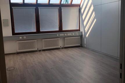 RaumBüroPraxis mit viel Tageslicht, zentrale Lage in Möglingen
