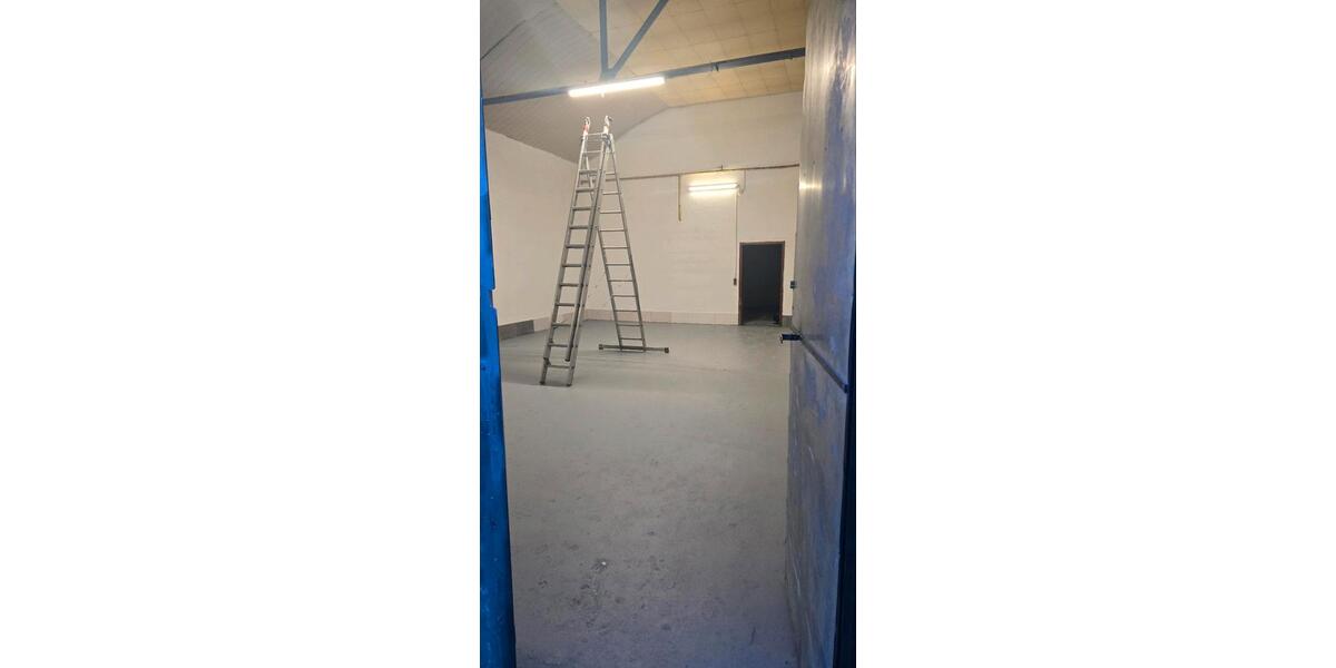 lager mit Büro und Toilette zimmer