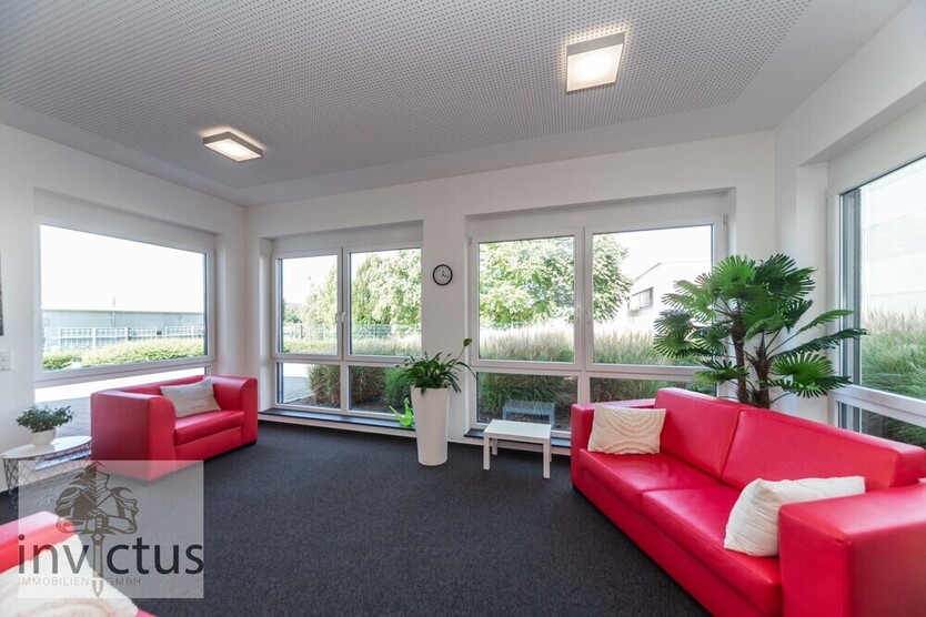 Repräsentative GewerbeImmobilie mit Büro, Ausstellung & Halle – flexibel nutzbar in Langenbrettach
