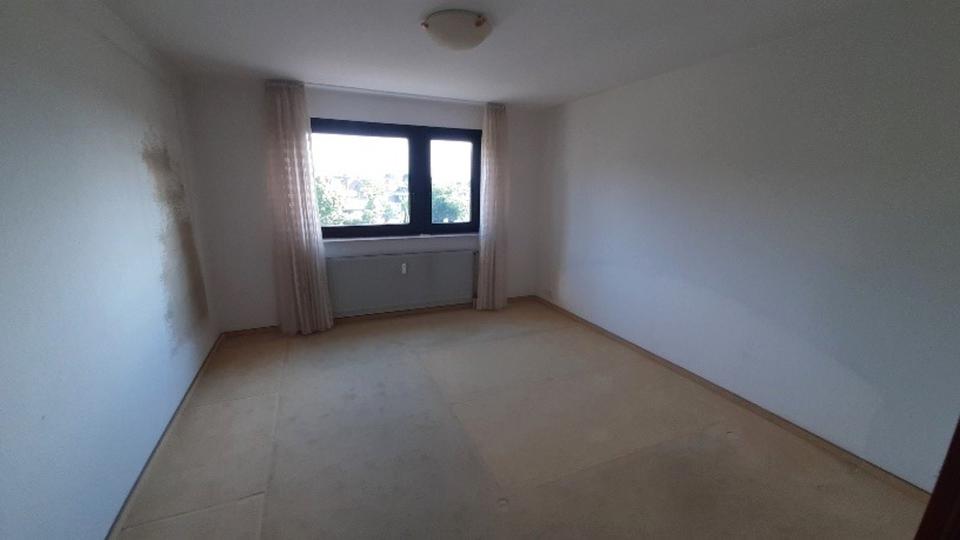 3,5 Zimmer Wohnung + Hobbyraum mit separatem WC u. Dusche 3.5 zimmer