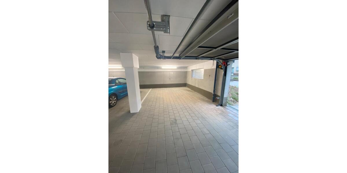 Moderne Dachgeschosswohnung mit Loggia, Einbauküche + Stellplätze zimmer