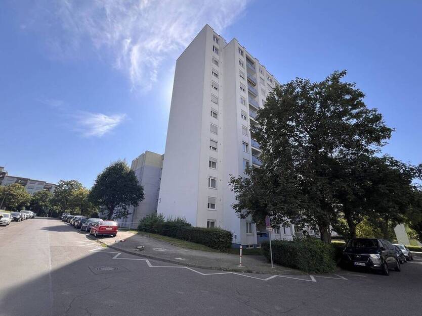 Helle 4,5 Zimmer-Wohnung mit Balkon, Aufzug und Tiefgaragenstellplatz in ruhiger Lage von Ludwigsburg