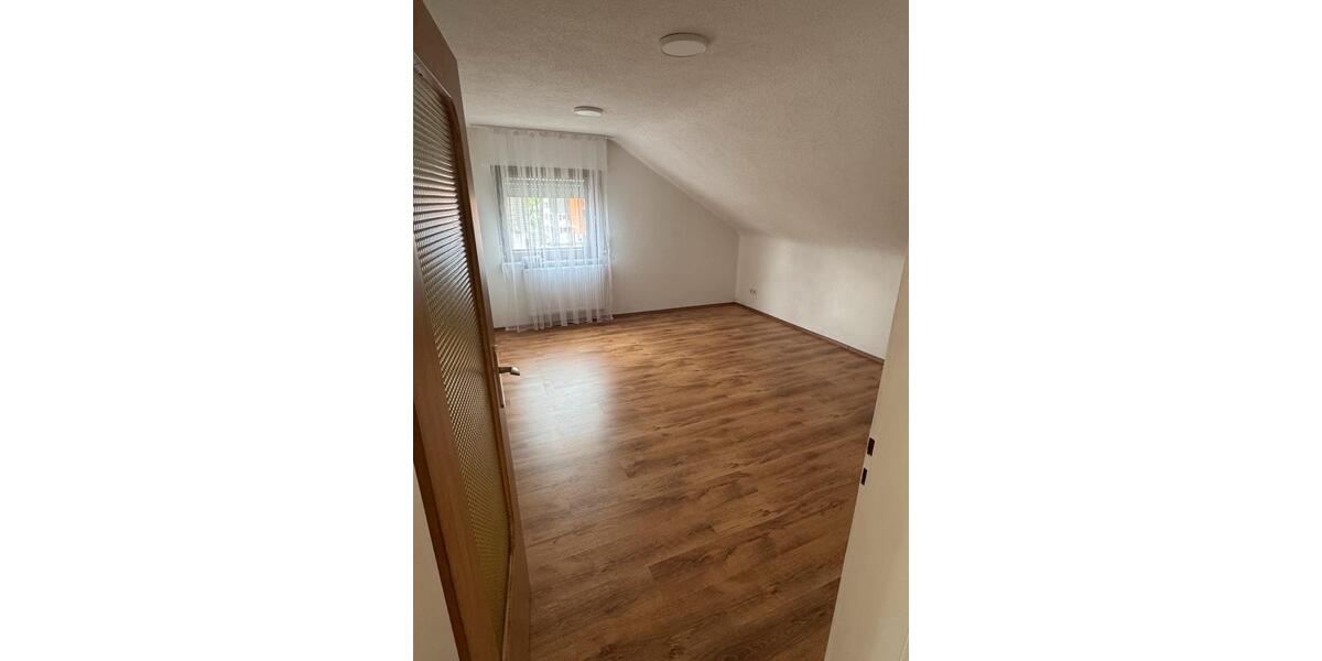 Dachgeschoßwohnung Walheim - 3 Zimmer, 75 m&sup2;, 900&euro; | Angebot:26589610
