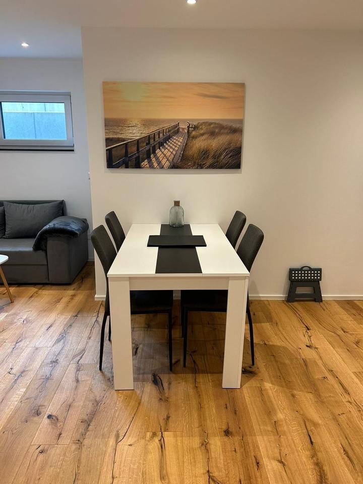 Voll möblierte 2-Zimmer-Souterrainwohnung in Autobahnnähe zimmer