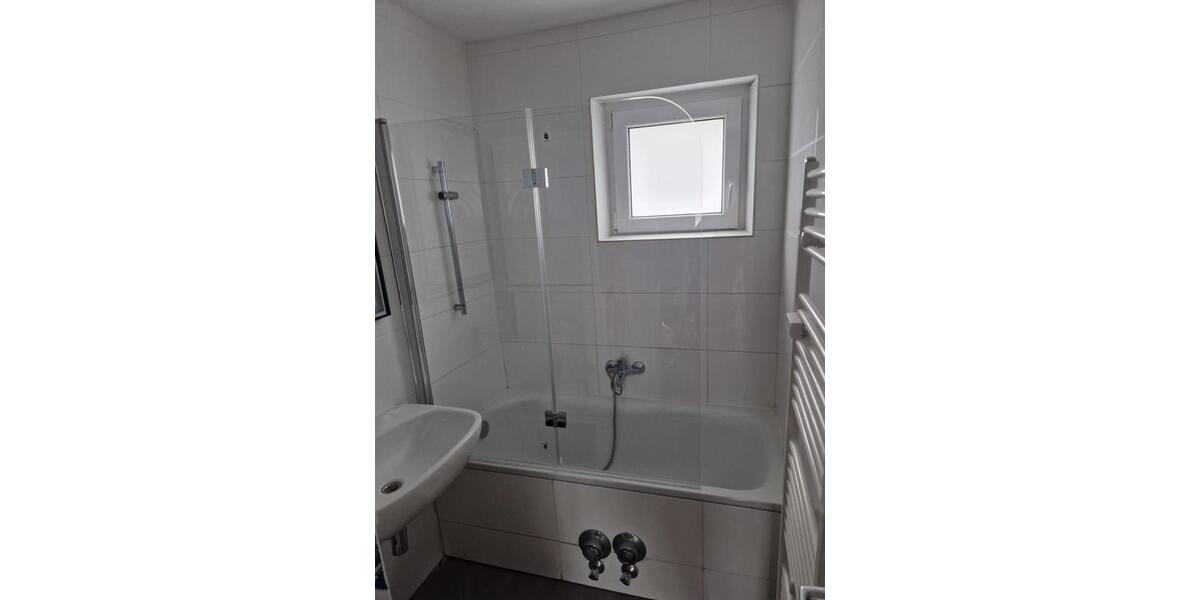 3 Zi WG oder teilmöblierte Wohnung 4 zimmer