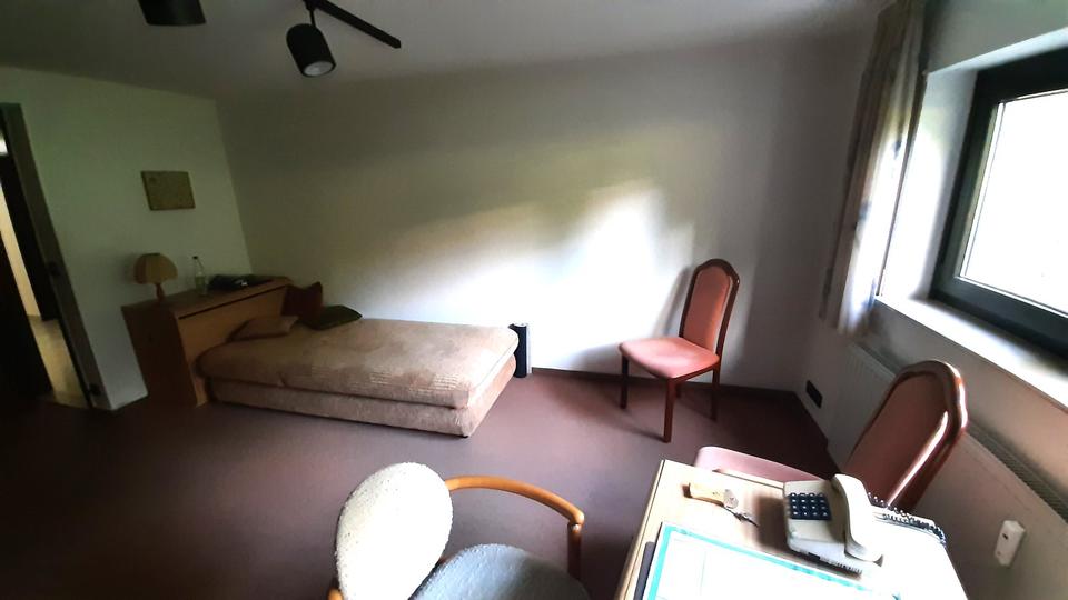 3,5 Zimmer Wohnung + Hobbyraum mit separatem WC u. Dusche 3.5 zimmer