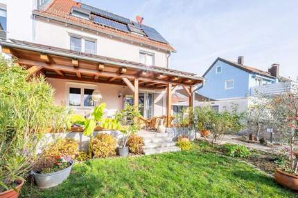 Idyllischer Familientraum: Moderne Doppelhaushälfte in Pleidelsheim zimmer