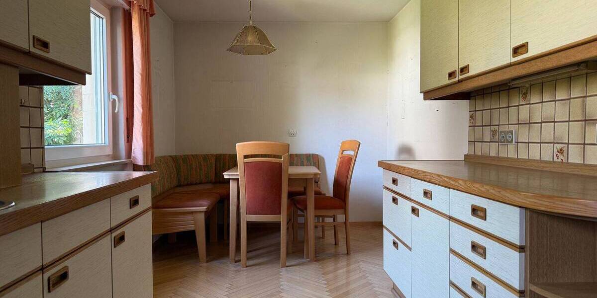 Freistehendes Mehrgenerationen-Familienhaus für Selbstnutzer, Handwerker mit Garage und Garten 8 zimmer