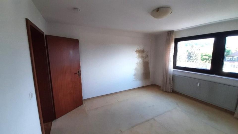 3,5 Zimmer Wohnung + Hobbyraum mit separatem WC u. Dusche 3.5 zimmer