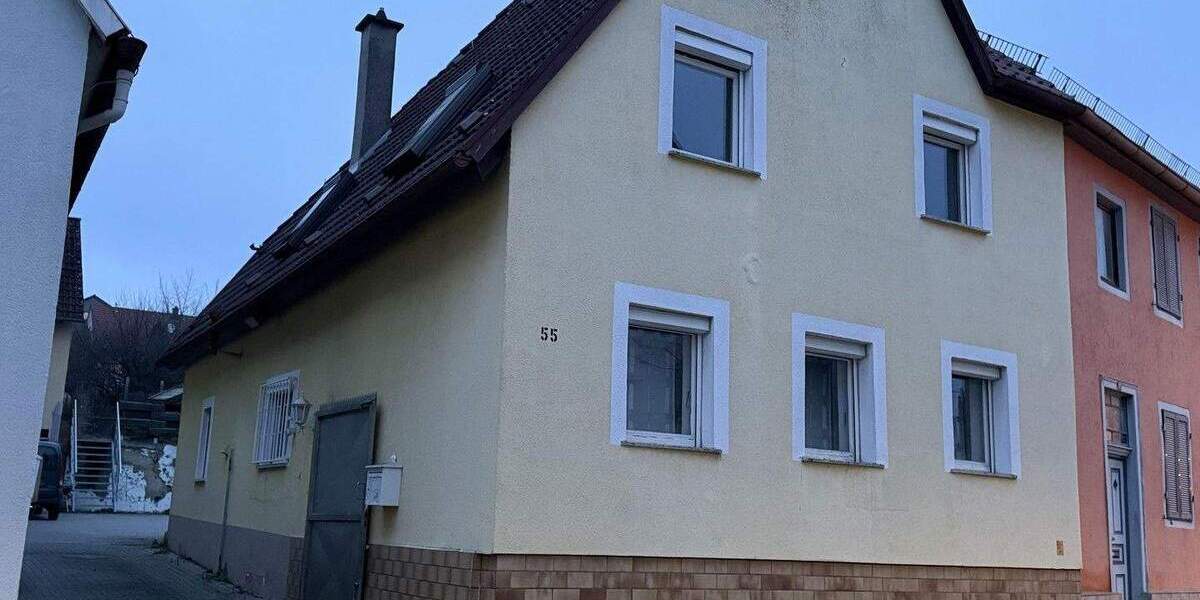 Gemütliches Wohnhaus mit Scheune, Innenhof Stellplätze für 6 Autos, Garten 5 zimmer