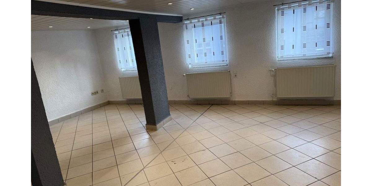 Gemütliches Wohnhaus mit Scheune, Innenhof Stellplätze für 6 Autos, Garten 5 zimmer