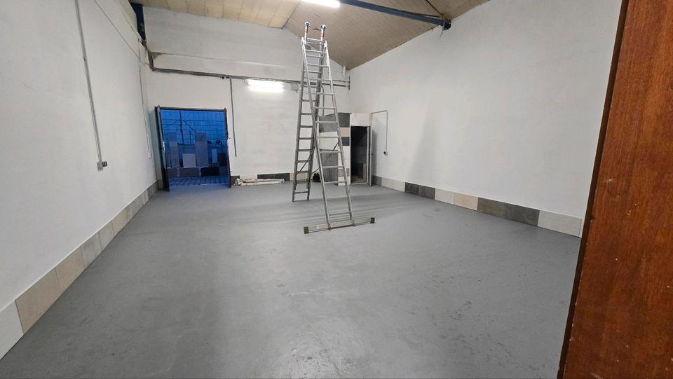 lager mit Büro und Toilette zimmer