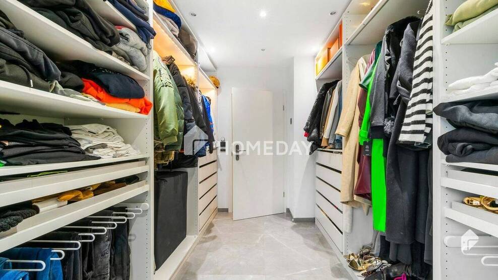 Luxuriös und komplett möbliert: Hochwertige 4-Zimmer-Wohnung mit EBK, Loggia, Fitnessbereich und TG 4 zimmer