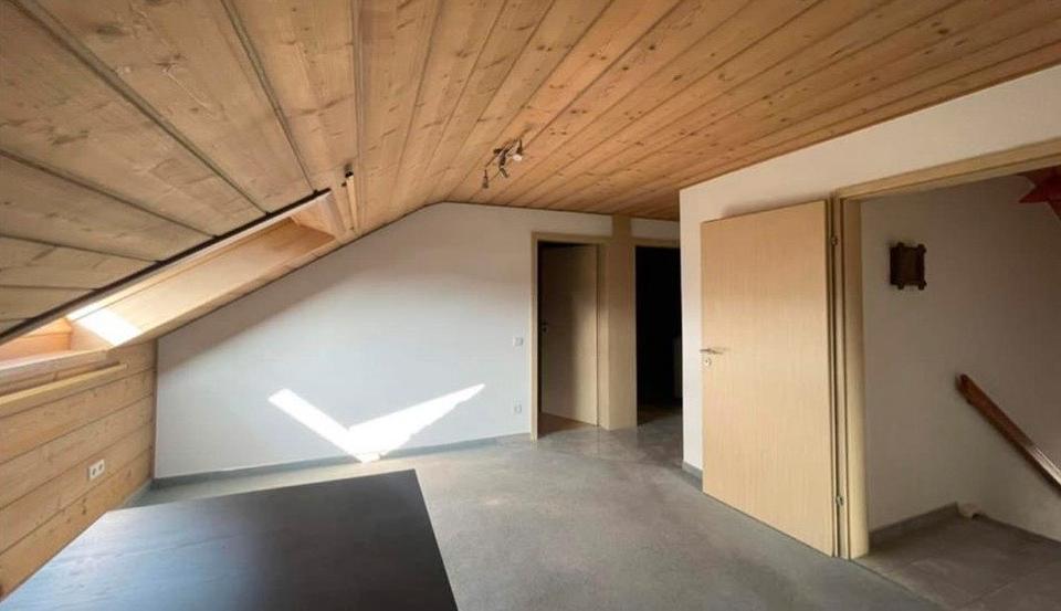 Möblierte 80 m² Dachwohnung mit Balkon – Kaltmiete 850 € 3 zimmer