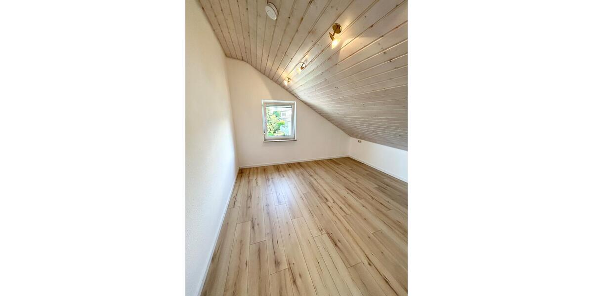Dachgeschoßwohnung Markgröningen - 3 Zimmer, 76 m&sup2;, 912&euro; | Angebot:26695949