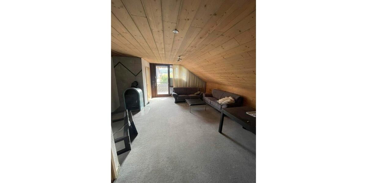 Möblierte 80 m² Dachwohnung mit Balkon – Kaltmiete 850 € 3 zimmer