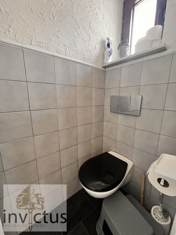 Investition mit Perspektive, sanierungsbedürftige 4- Zimmer Wohnung im Erdgeschoss