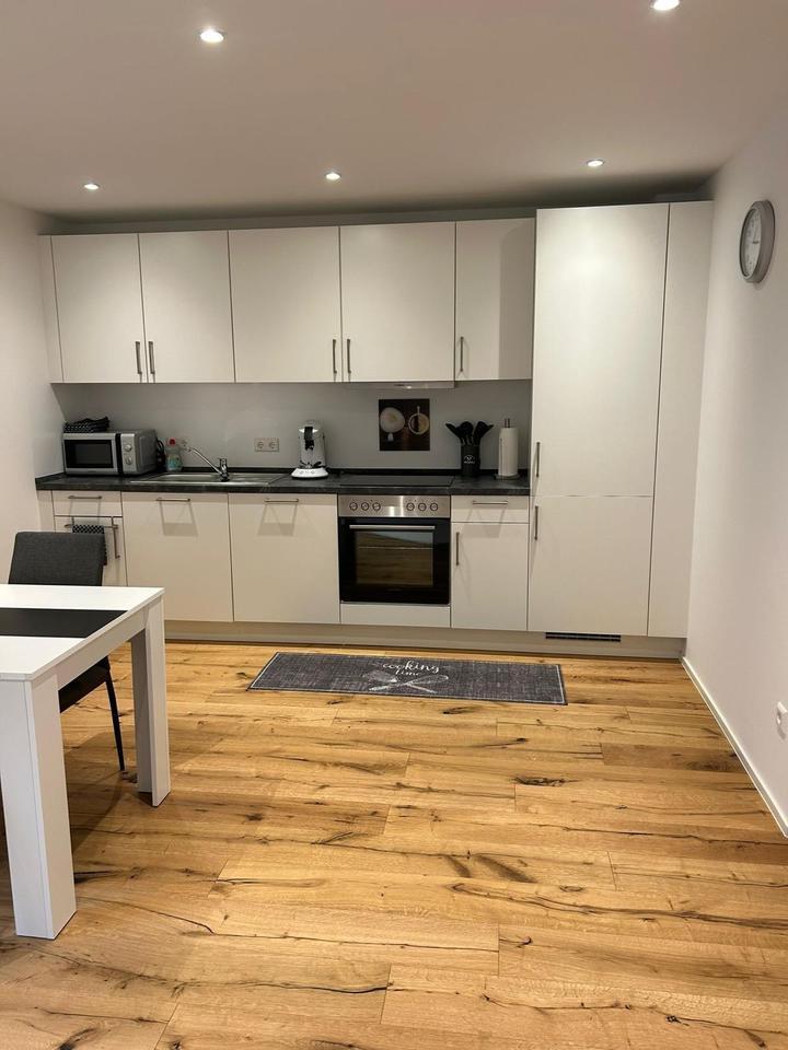 Voll möblierte 2-Zimmer-Souterrainwohnung in Autobahnnähe zimmer