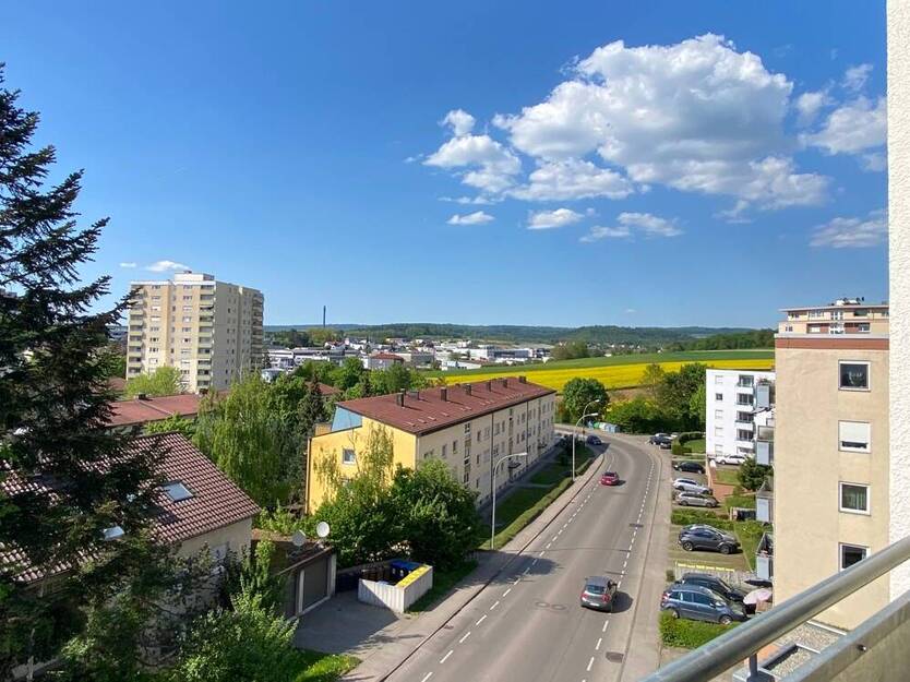 Herrlicher Weitblick ... sehr gepflegte 3 Zi.-Balkon-Wohnung mit Garage !