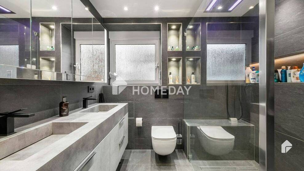 Luxuriös und komplett möbliert: Hochwertige 4-Zimmer-Wohnung mit EBK, Loggia, Fitnessbereich und TG 4 zimmer