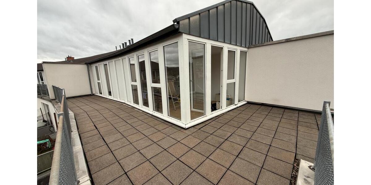 Penthouse-Feeling in Mosbach – Dachterrasse, Aufzug & Tiefgarage 1 zimmer