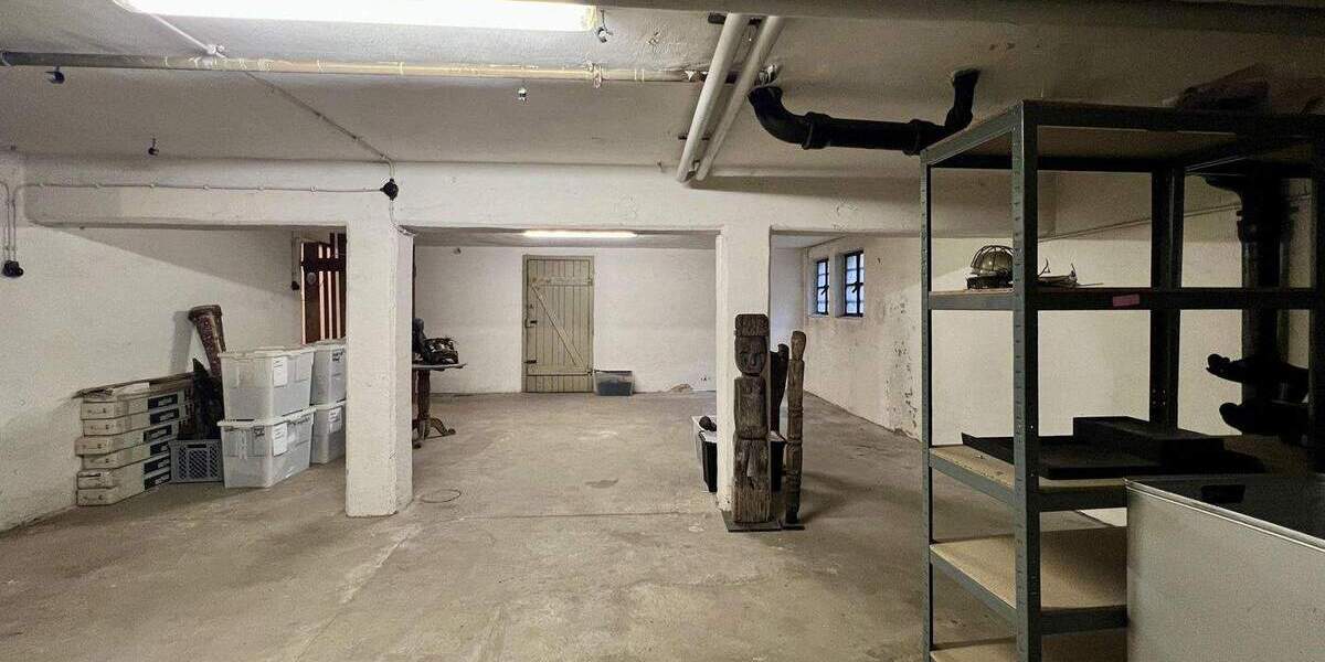 Gewerbeeinheit mit vielseitiger Nutzungsmöglichkeit - vermietete Teilfläche und großzügige Lagerflächen 4 zimmer