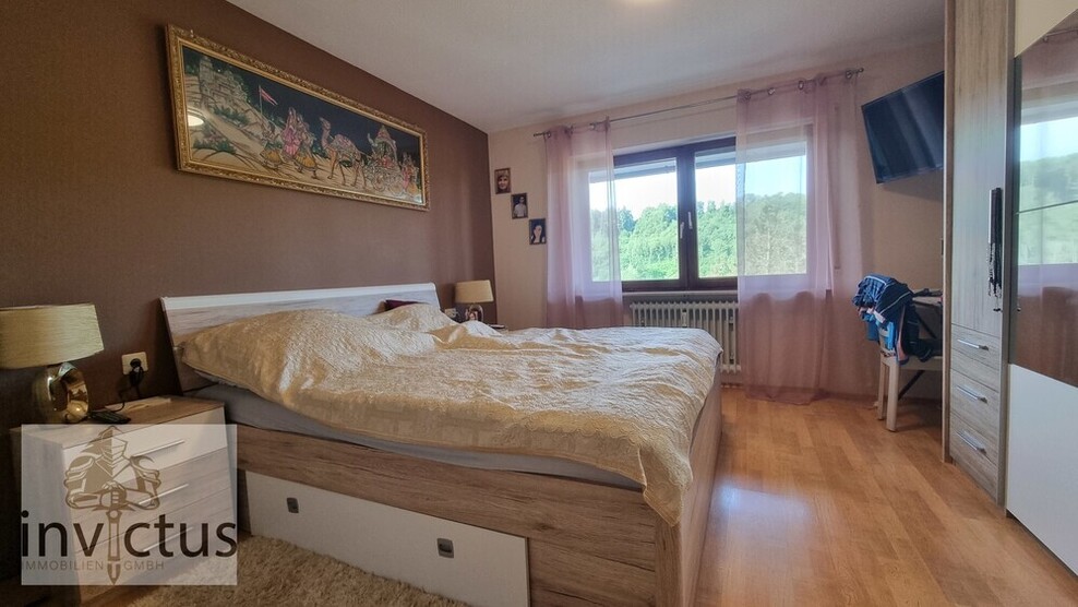 2,5 Zimmer mit Balkon-Weitblick und eigener Garage