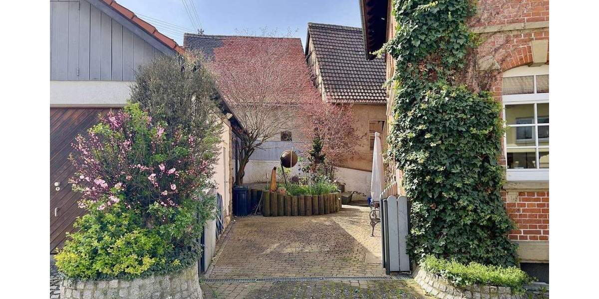 Historische Immobilie im Schweizer Stil: Saniertes Dreifamilienhaus mit Garten & Garage 8 zimmer