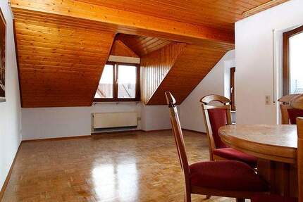 Dachgeschosswohnung mit Balkon | inkl. KFZ-Stellplatz | Nachtspeicheröfen 3 zimmer