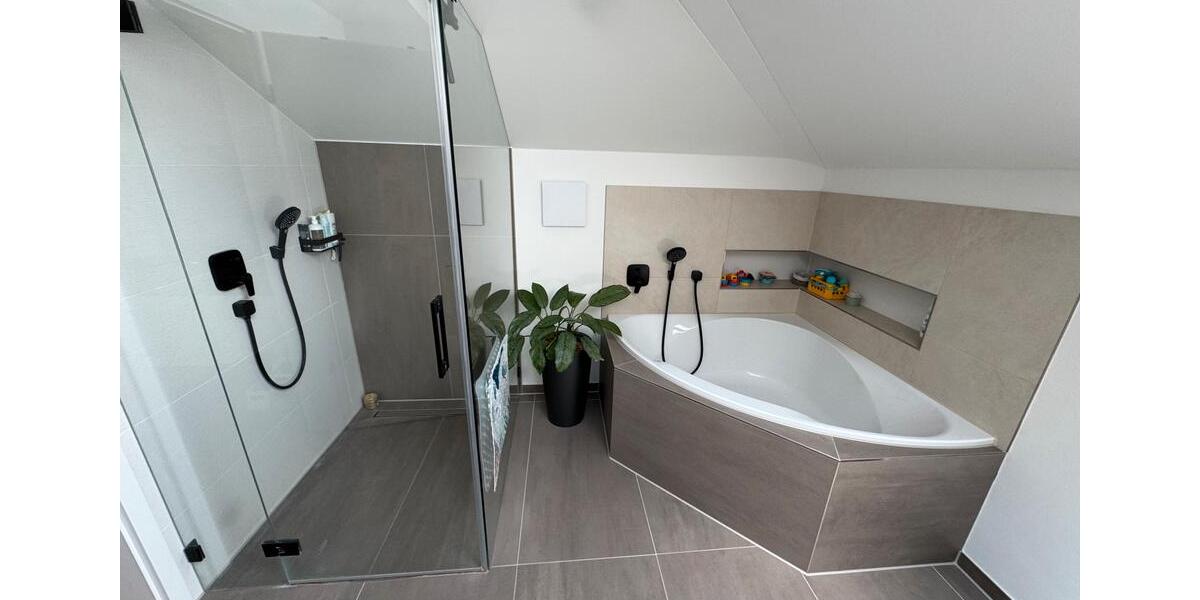 Exklusive Penthousewohnung mit 2 Dachterrassen und lux. Ausstatt. 3.5 zimmer